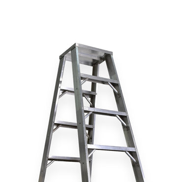 Escalera De Tijera Doble Akron 79-49 | De Aluminio | 18 Escalones | Uso Industrial | Tipo l | Capacidad De Carga 200kg