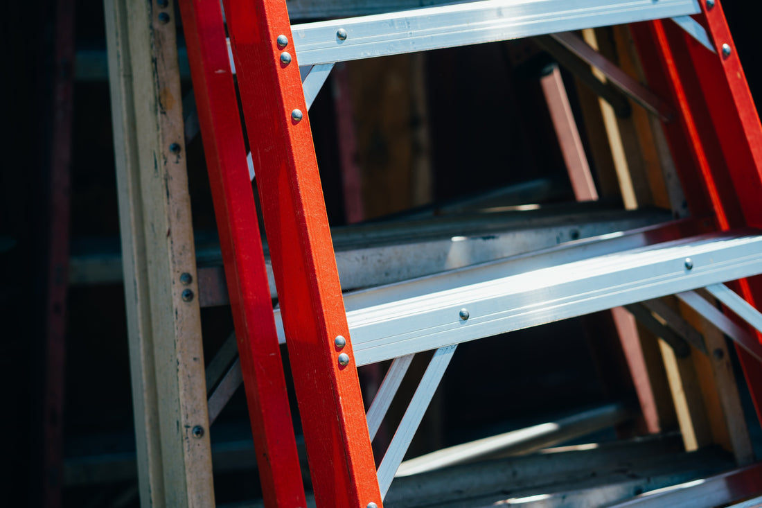 Diferencias entre escaleras de aluminio y fibra de vidrio: ¿cuál elegir?