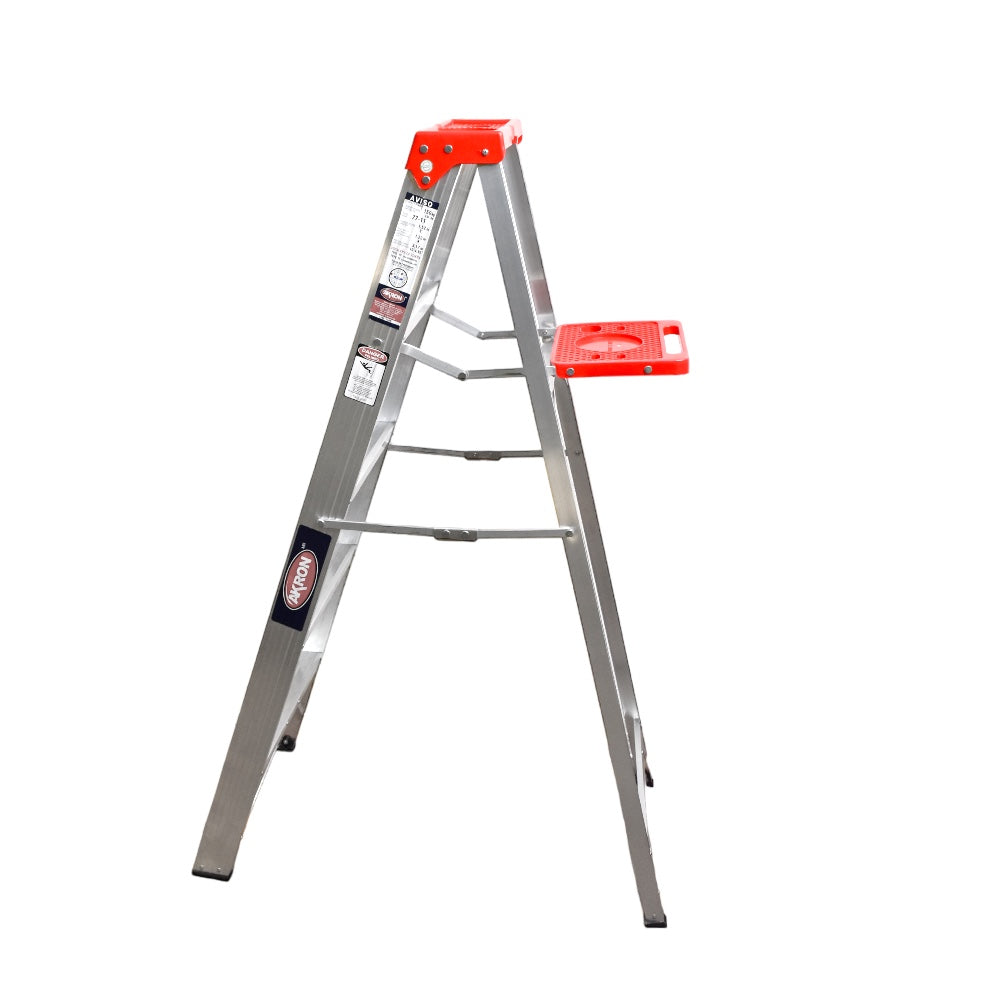 Escalera de Tijera Akron 77-11 | De Aluminio | Altura 1.44m | 4 Peldaños | Uso Comercial (Tipo III) con Plataforma y Porta Cubeta de Plástico