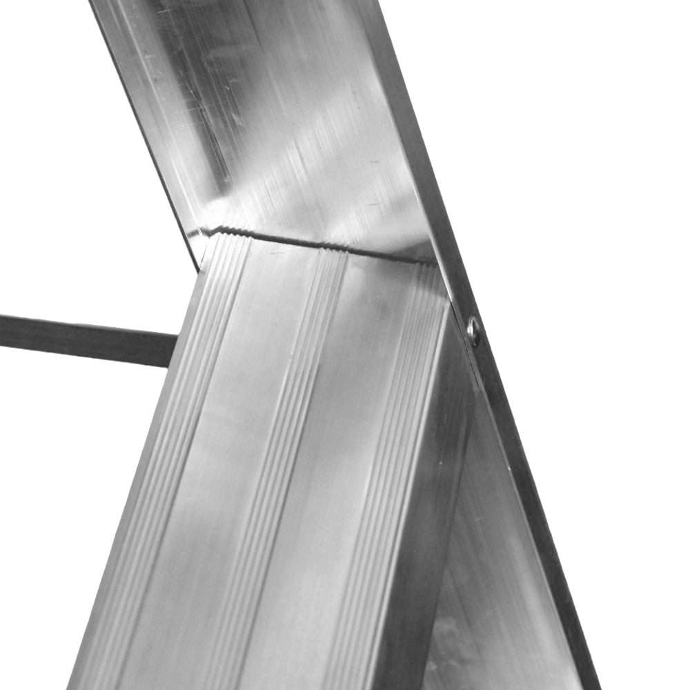 Escalera de Tijera Akron 77-11 | De Aluminio | Altura 1.44m | 4 Peldaños | Uso Comercial (Tipo III) con Plataforma y Porta Cubeta de Plástico