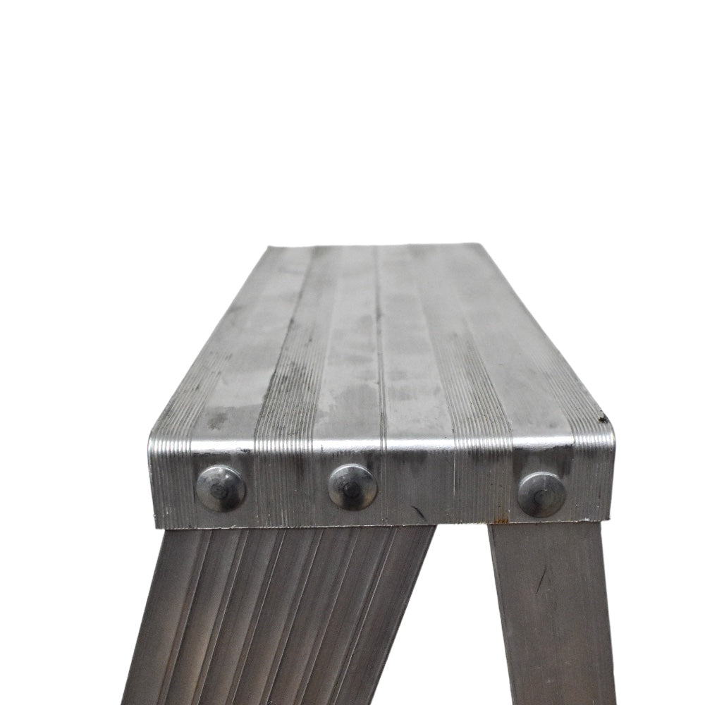 Escalera de Tijera Akron 77-25 | De Aluminio | Altura 2.31m | 7 Peldaños | Uso Profesional (Tipo II) con Porta Cubeta de Plástico