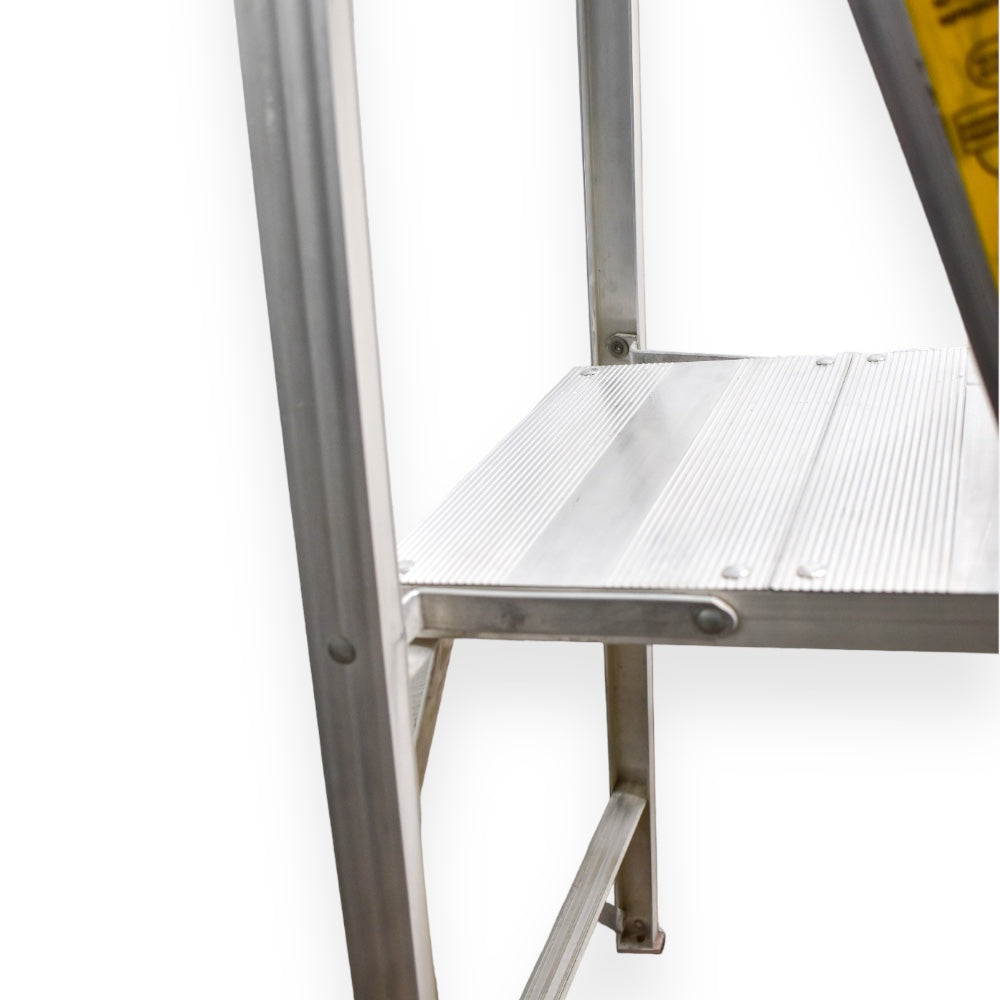 Escalera de Plataforma Plegable Akron 79-27 | De Aluminio | Altura 0.57m | 1 Peldaños | Uso Profesional (Tipo II)