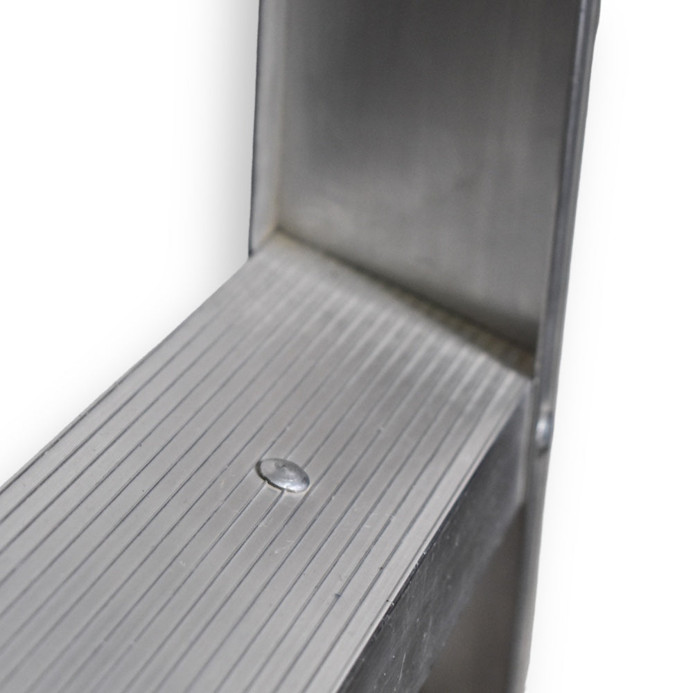 Escalera de Plataforma Plegable Akron 79-28 | De Aluminio | Altura 0.86m | 2 Peldaños | Uso Profesional (Tipo II) con Porta Herramientas