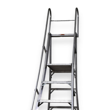 Escalera De Plataforma Rodante Akron 80-99 | De Aluminio | Altura a Plataforma 1.15m | 3 Escalones | Uso Industrial Pesado | Tipo lA | Capacidad De Carga 225kg