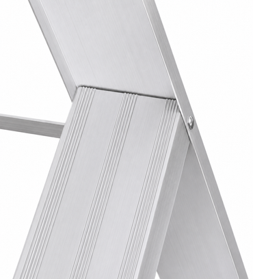 Escalera de Tijera Akron 77-14 | De Aluminio | Altura 1.44m | 4 Peldaños | Uso Comercial (Tipo III) con Porta Cubeta de Plástico